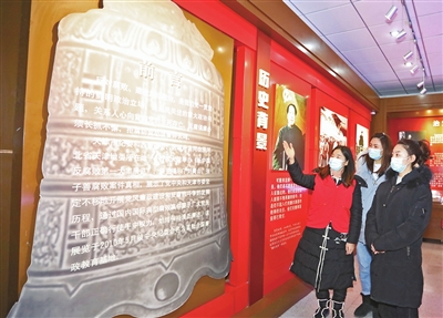 新中国反腐败第一大案展览馆内，讲解员在给游客讲解。 资料供图