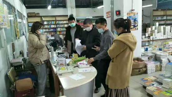 龙湾开展护航·开学季专项检查行动，净化出版物市场环境。张锦旗 摄