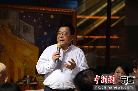深圳市酒类行业协会秘书长杨克建交流发言。 李佩珊 摄