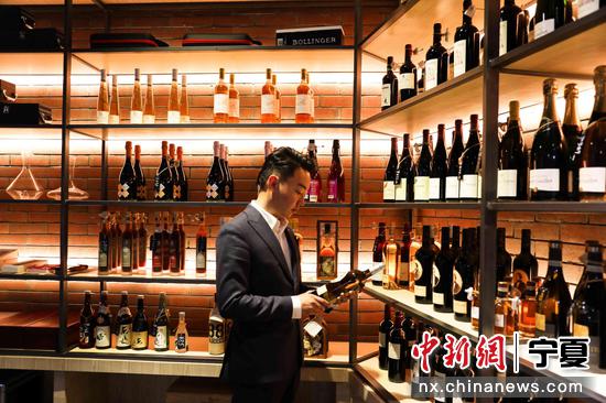 宁夏酒庄代表参观深圳前海葡萄酒体验馆。 李佩珊 摄