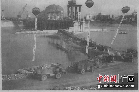 图为老照片：西江航运建设二期工程贵港航运枢纽二期围堰向大江截流成功。中国能建南方建投广西工程局 供图