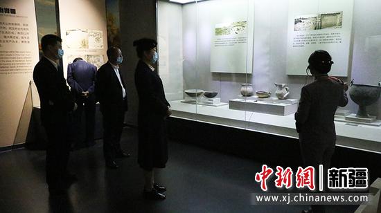 参加揭牌嘉宾参观阿克苏地区文博院（博物馆）。