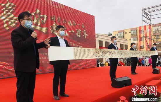 新疆桑皮纸传承推广人魏宝山现场挥毫泼墨，并展示长15米的桑皮纸制作过程的国画长卷。　史玉江 摄