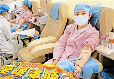 连日来，为缓解天津市临床供血紧张状况，北辰区卫健系统医务人员积极参加无偿献血，一周内累计献血158人次，献血量达31600ml。 记者  高莹辉摄