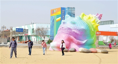 游客走过沙滩“天水之眼”景点 图片由天津港文化传媒有限公司提供