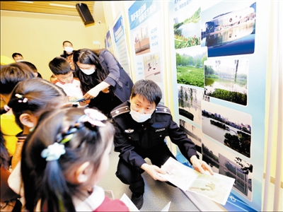 图为孩子们观看历史治水名人展览。 记者 庞剑摄