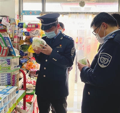区市场监管局执法人员深入超市开展食品安全检查。马旭 摄