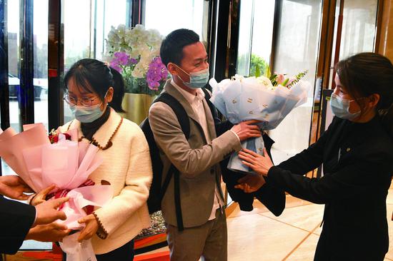 3月20日，李梦鸽与张敏刚走进曾经住过的酒店，就受到酒店工作人员的热情迎接。闵勇 摄