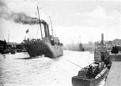  这幅照片拍摄于20世纪20年代末至30年代初的天津。图上，外商巨轮冒着浓烟，开足马力离开码头。