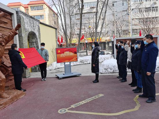 全体党员来到西路军雕塑前，面对鲜红的党旗,庄严宣誓，重温入党誓词。