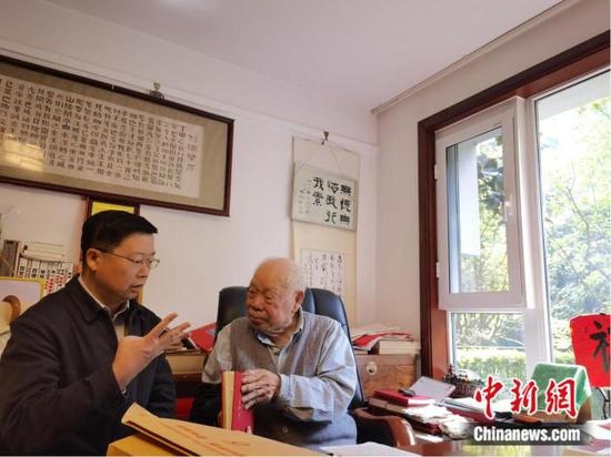 107歲馬識途“甲骨文筆記”有望年內面世：為中華古文字“延續生命”