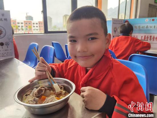 图为荔波县第五小学的一名学生在吃午餐。　周燕玲 摄