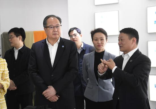 　　浙江省侨商会副会长、浙江泰普森（控股）集团有限公司杨宝庆（右）在向中国侨商联合会常务副会长、浙江省侨商会会长廖春荣等一行介绍企业情况。 张茵供图