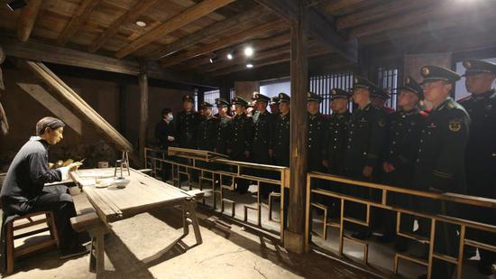 武警官兵走进陈望道故居。余宁磊 摄