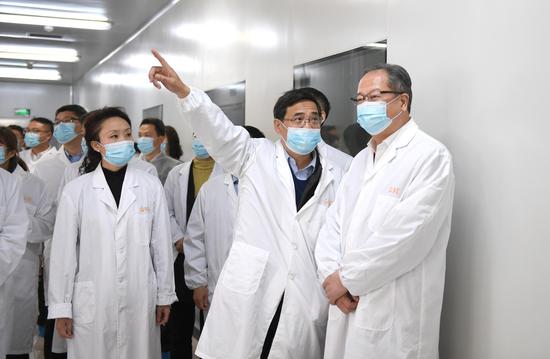 　　中国侨商联合会常务副会长、浙江省侨商会会长廖春荣等一行参观浙江金时代生物技术有限公司。 张茵供图