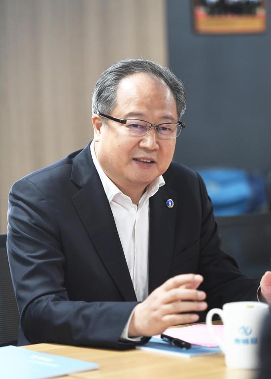 中国侨商联合会常务副会长、浙江省侨商会会长廖春荣在发言中。 张茵供图