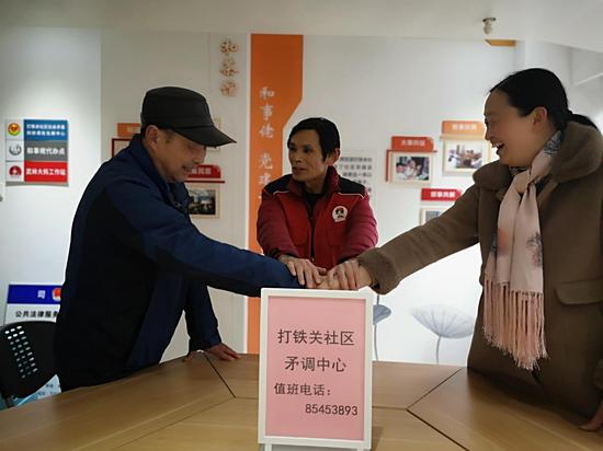 “和事佬”调解矛盾。 马吕骞供图