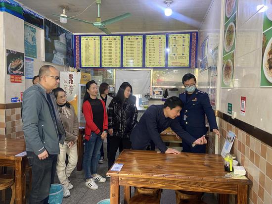 双林镇人大、政协开展视察监督活动。张斌 摄