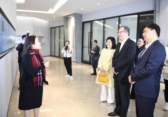 　　湖州市侨商会常务副会长、浙江我武生物科技股份有限公司董事陈燕霓（左）向侨商会会长团一行介绍企业情况。 张茵供图