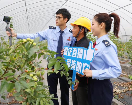 开化县税务局派出“春风”助农小分队直播带货。 樊佳静供图