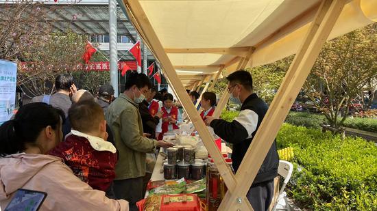 市民购买农特产品。钱晨菲 摄
