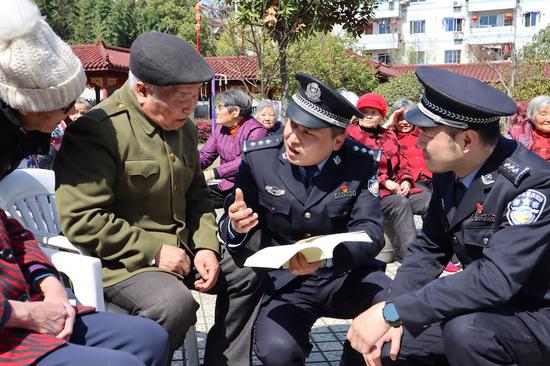 民警与敬老院老人拉家常。 徐步文供图