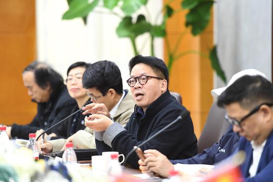 　　浙江省侨商会副监事长、杭州市侨商会监事长、奥普集团控股有限公司董事长方杰在座谈会中发言。 张茵供图