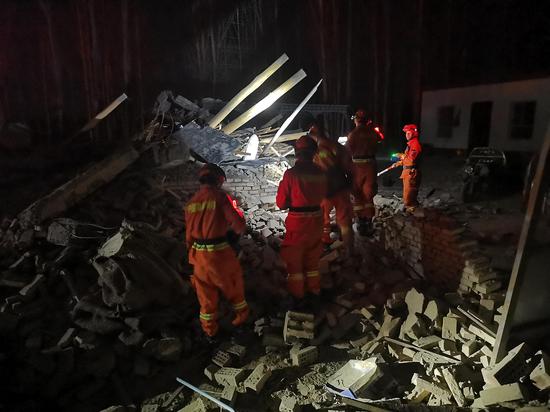 抵达地震区域后，森林消防指战员看到地震造成现场部分道路损毁、房屋倒塌瓦砾成堆。