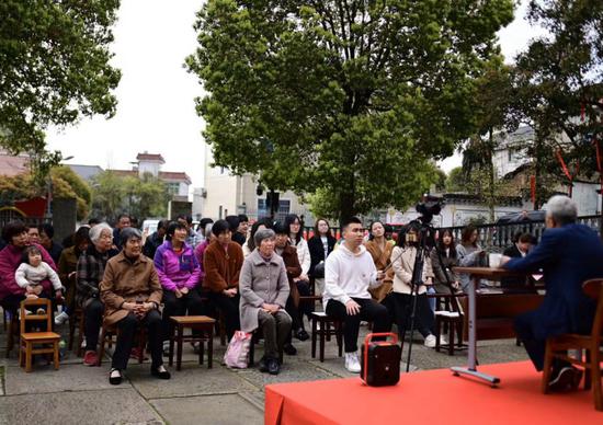 桂花村村民在桂花村下听“草根宣讲团”讲党史、村史。 龚灿供图