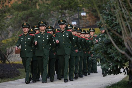 武警官兵走进陈望道故居。余宁磊 摄
