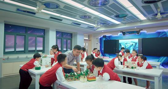 图为杭州市卖鱼桥小学的学生在上课。 受访者供图