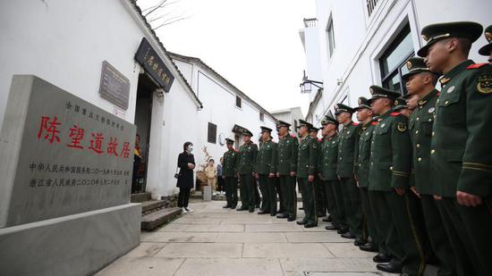 武警官兵走进陈望道故居。余宁磊 摄
