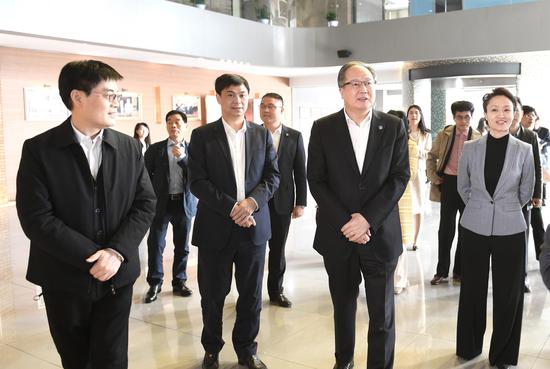中国侨商联合会常务副会长、浙江省侨商会会长廖春荣（右二）等一行走访侨企中。 张茵供图