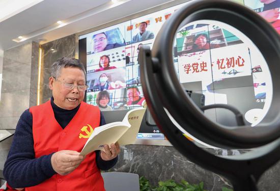 老党员朗诵诗歌。姚海翔 摄