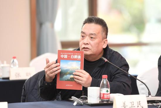 杭州市侨商会副会长、杭州冰凌文化策划有限公司董事长姜卫民（冰凌）在座谈会上发言。 张茵供图
