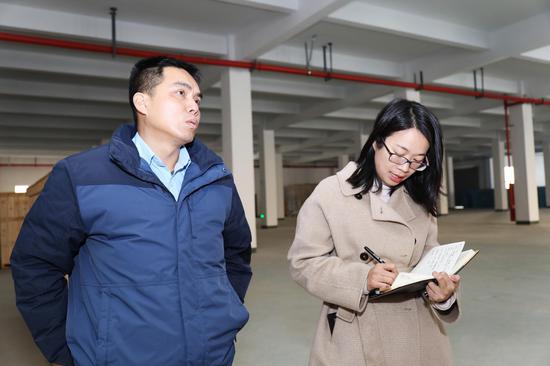 埭溪镇企业服务专员深入企业开展“三服务”活动。何伟卫 摄