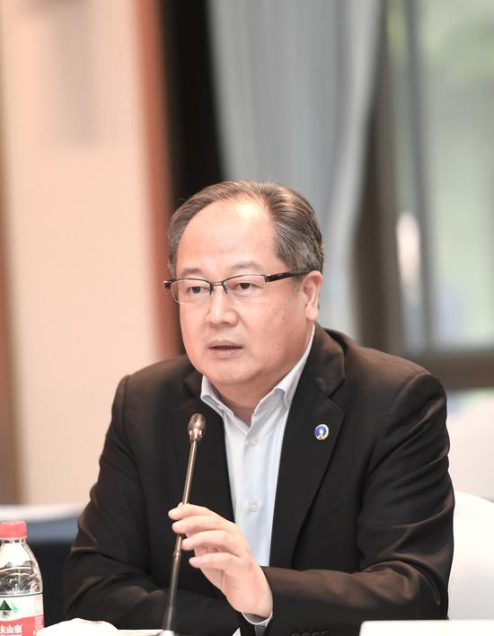 中国侨商联合会常务副会长、浙江省侨商会会长廖春荣在座谈会上发言。 张茵供图
