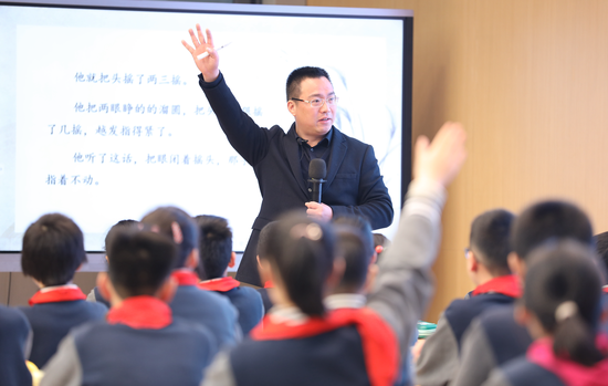 图为杭州市卖鱼桥小学教育集团党委书记、校长，特级教师罗才军在上课。 受访者供图