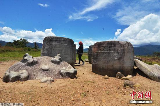 近日，印尼中苏拉威西省波索县Hanggira村，Pokokea巨石遗址。据估算，这些巨石在公元前5000年就已存在。