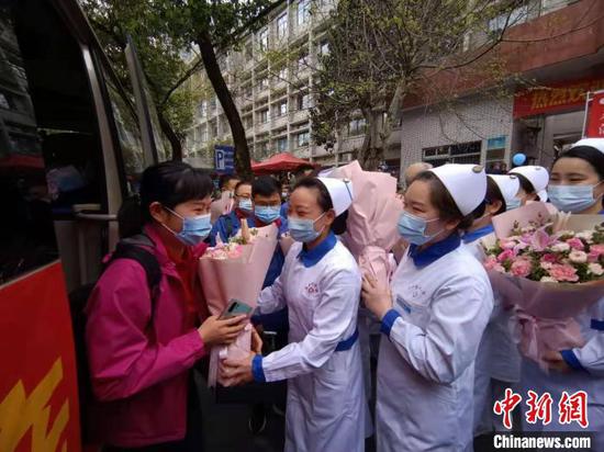 鄂州市中心医院医护人员为贵州省援鄂医疗队代表送上鲜花。　石小杰　摄