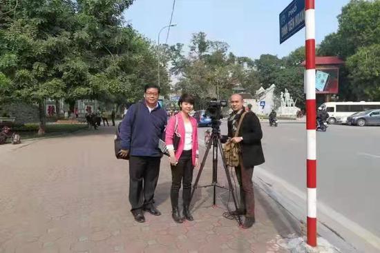 图为王健在越南河内接受越南电视台记者采访。