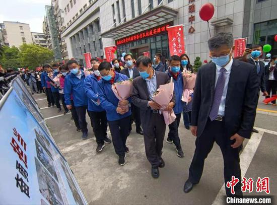 贵州省援鄂医疗队代表参观战疫照片墙。　石小杰 摄