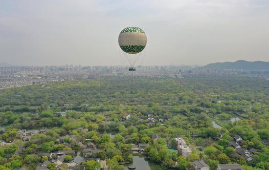 游人乘坐氦气球游览西溪湿地（无人机照片）。王刚 摄