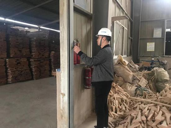 工作人员检查木材厂灭火设备。许旭 摄