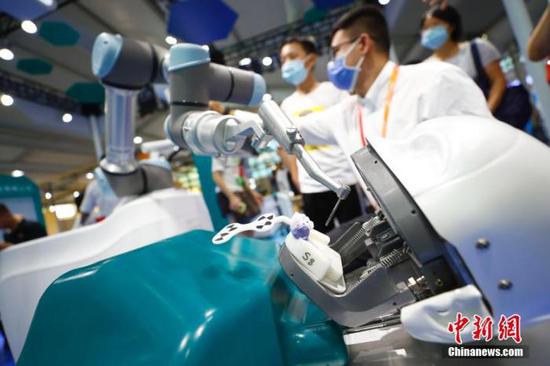 　　9月6日，在2020年服贸会服务机器人专题展区，口腔种植手术机器人吸引参观者。 中新社记者 富田 摄