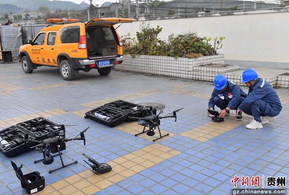 贵阳市供电局万松变电站工作人员在展示巡线用的无人机。