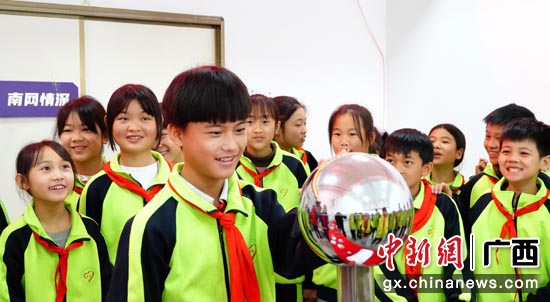 科普小课堂上，孩子们通过“电博士”自制的“静电魔术球”做实验。陈钦荣 摄