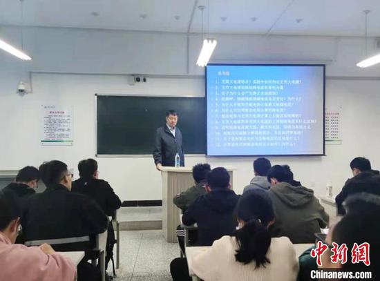 温渤婴教授正在为塔里木大学机械电气化工程学院学生讲课。　罗继东　摄