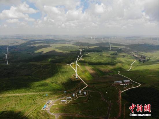 资料图：河北张家口张北草原上的大片发电“风车”。 中新社记者 杨艳敏 摄