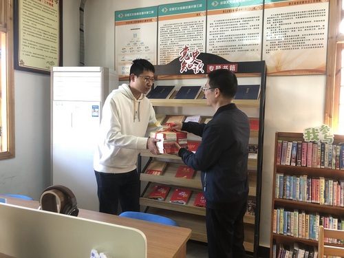 瑞安市委宣传部把党史相关的系列书籍送到农家书屋。  薛舒星 摄